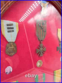 2.4/05/2025(ref24084) Cadre Militaire Avec Medailles Guerre 1939 1945 14/18
