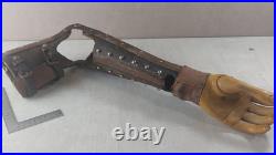 Ancienne prothèse de bras gauche, en cuir, bois et métal, WW1