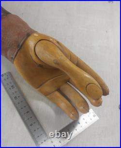 Ancienne prothèse de bras gauche, en cuir, bois et métal, WW1