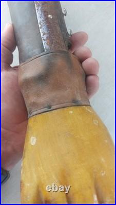 Ancienne prothèse de bras gauche, en cuir, bois et métal, WW1