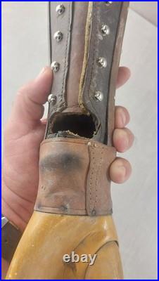 Ancienne prothèse de bras gauche, en cuir, bois et métal, WW1