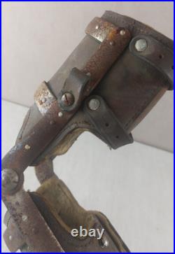 Ancienne prothèse de bras gauche, en cuir, bois et métal, WW1