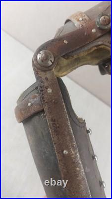 Ancienne prothèse de bras gauche, en cuir, bois et métal, WW1