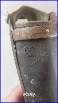 Ancienne prothèse de bras gauche, en cuir, bois et métal, WW1