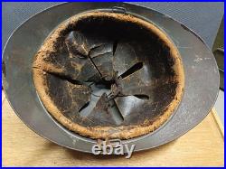 Beau casque Adrian modèle 1915 de l'Infanterie WW1 coiffe cuir du 1er type