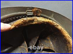 Beau casque Adrian modèle 1915 de l'Infanterie WW1 coiffe cuir du 1er type