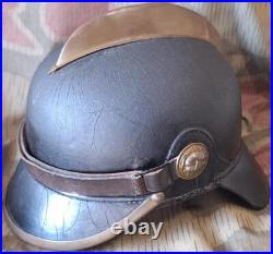 Casque de pompier similaire. Casquette à boutons début XXe siècle avec peigne
