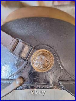 Casque de pompier similaire. Casquette à boutons début XXe siècle avec peigne