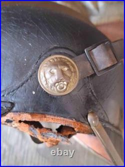Casque de pompier similaire. Casquette à boutons début XXe siècle avec peigne
