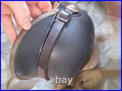 Casque de pompier similaire. Casquette à boutons début XXe siècle avec peigne