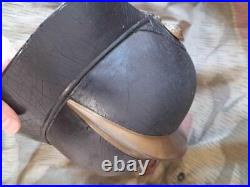Casque de pompier similaire. Casquette à boutons début XXe siècle avec peigne