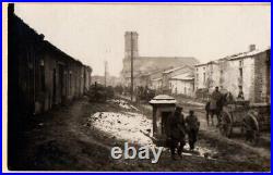 Cpa photo colonne allemande dans village Ornes Bataille de Verdun 1916