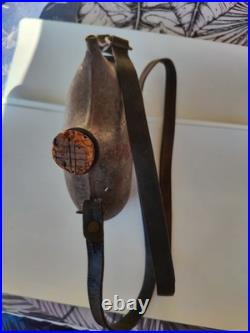 Lot WW1, Coque de casque+Plaque Visière Commémorative et Gourde