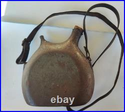 Lot WW1, Coque de casque+Plaque Visière Commémorative et Gourde