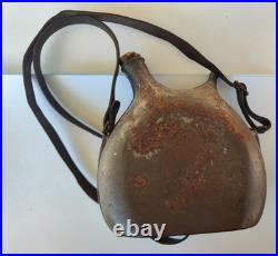 Lot WW1, Coque de casque+Plaque Visière Commémorative et Gourde